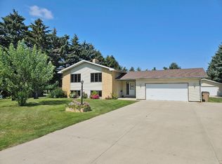 1808 Meadowlark Dr, Minot, ND 58701