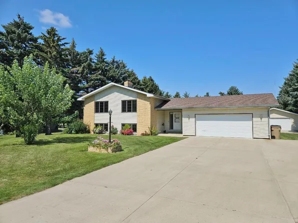 1808 Meadowlark Dr, Minot, ND 58701