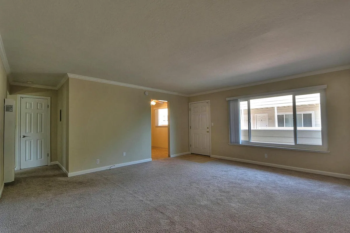 Building Photo - 570 University Ave #26