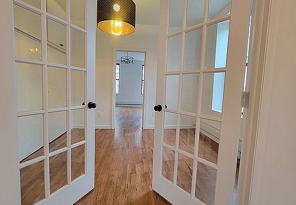 4th image of 476 Smith St #2
