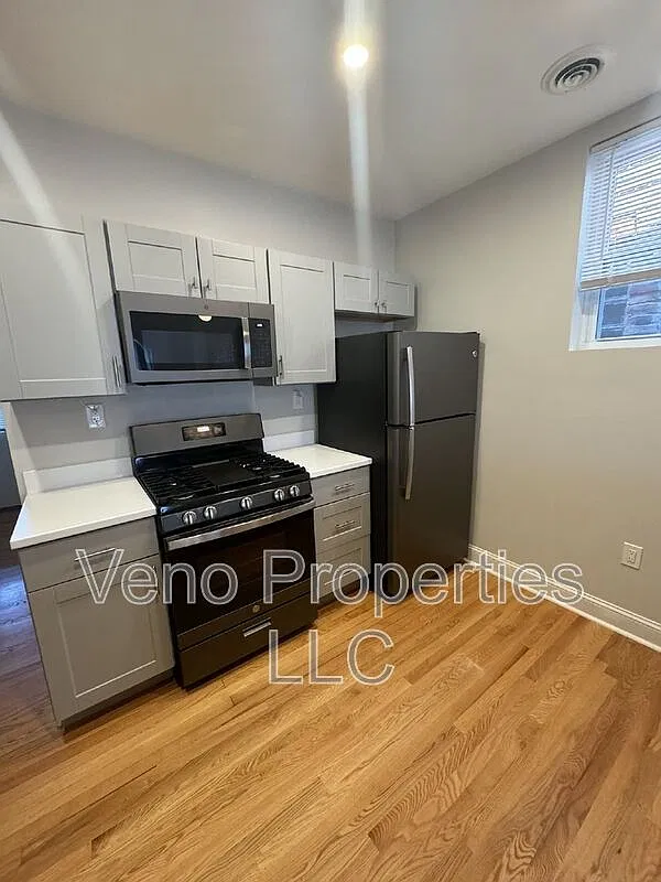 2 bed, 1.0 bath, $1,875 — Photo 4