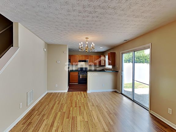 4th image of 930 W Oaks Dr