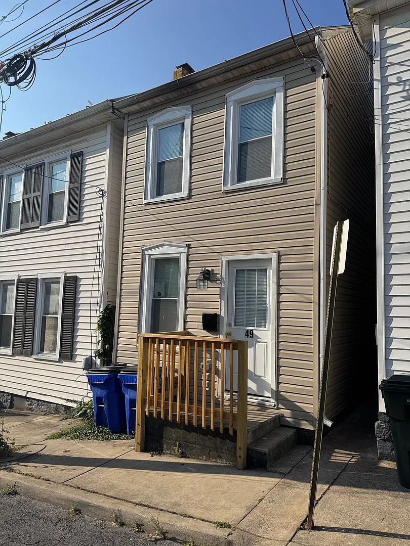 4 bedroom, 1.5 bath, half double house — Photo 2