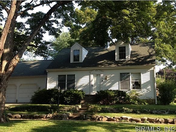 1st image of 725 E Oak St
