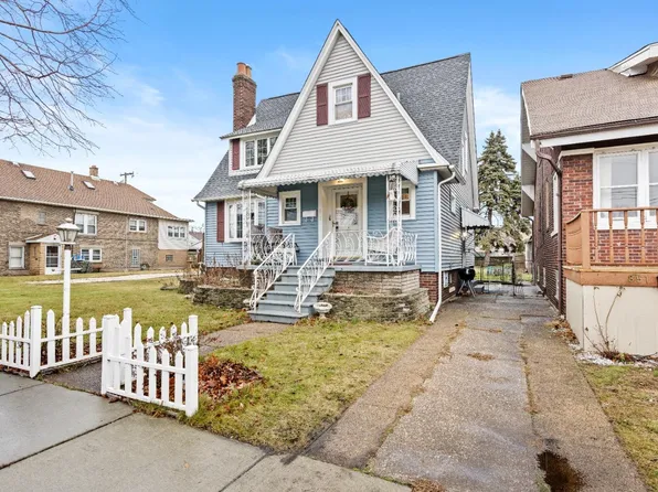 847 116th St, Whiting, IN 46394