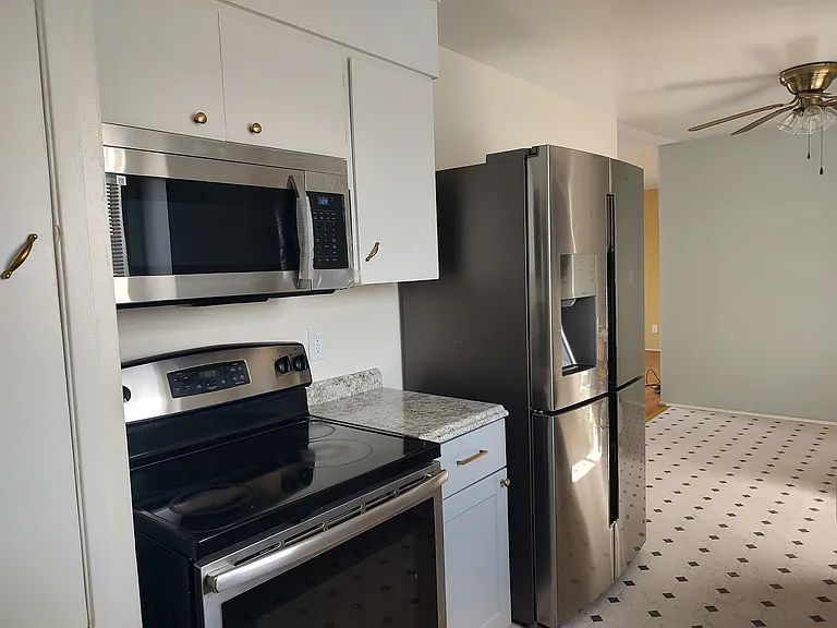 8001 Bancroft Ave #D — Photo 6
