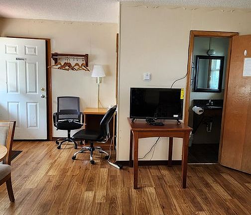 5th image of 605 30th Ave W Unit 605-01