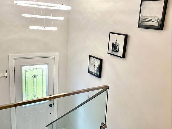 3rd image of 411 Bronte Rd