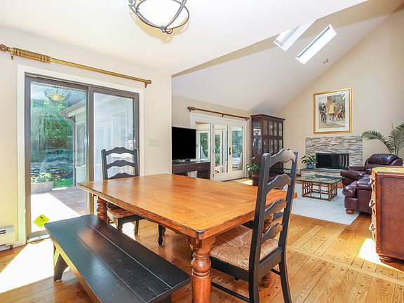 3rd image of 2746 Evergreen St