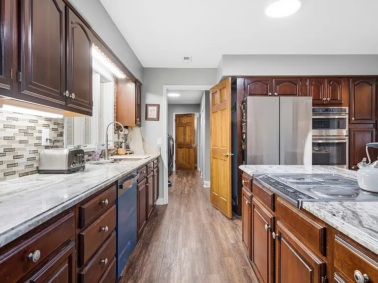 1126 Somerset Ln — Photo 4