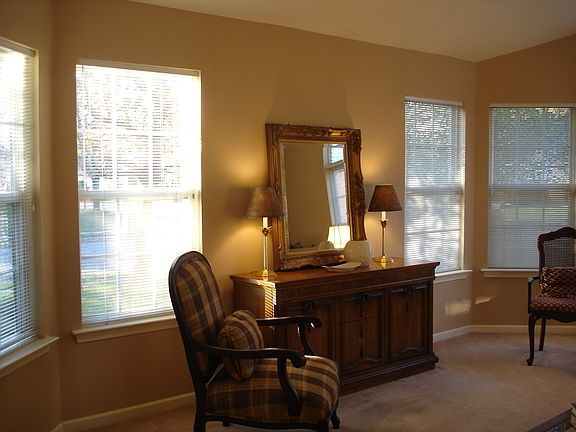 4th image of 2491 Woodbine Ln