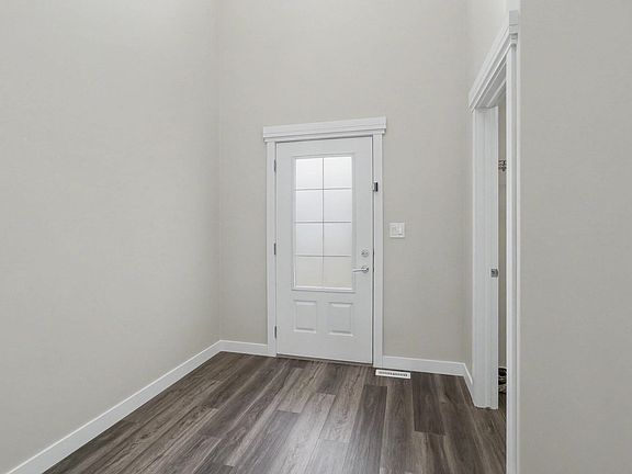5th image of 2547 Amerongen Cres SW