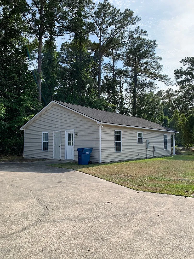 Three Bedroom, Two Bath House on Masonboro Loop — Photo 3