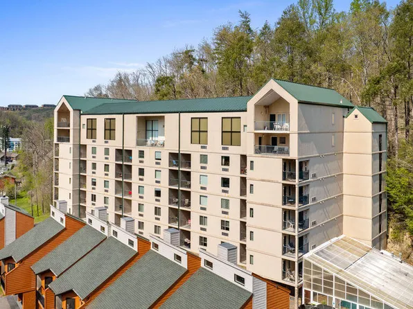 413 Baskins Creek Rd APT 605, Gatlinburg, TN 37738
