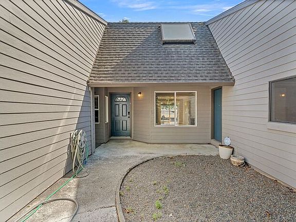 3rd image of 2402 SE 9th Ct #2402