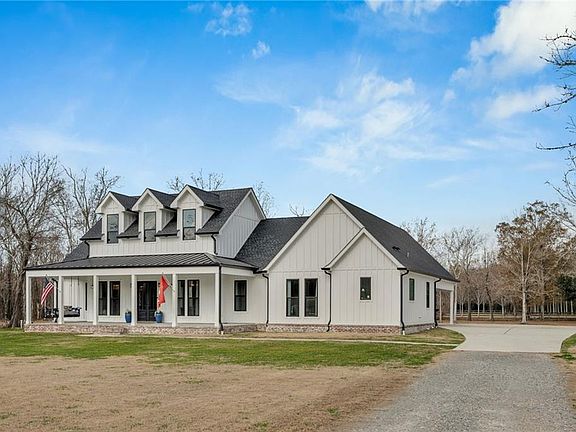 2nd image of 545 Delacroix Rd