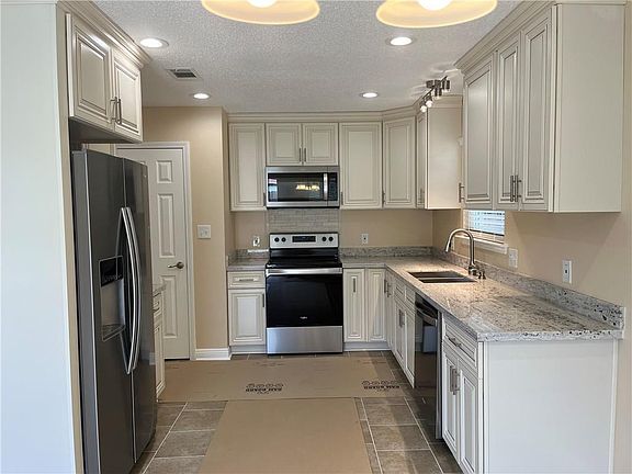3rd image of 29 Lake Powell Ct