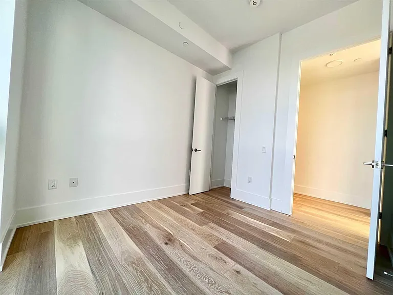 39 Roehampton Ave — Photo 8