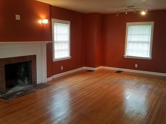 2nd image of 1912 Oak St