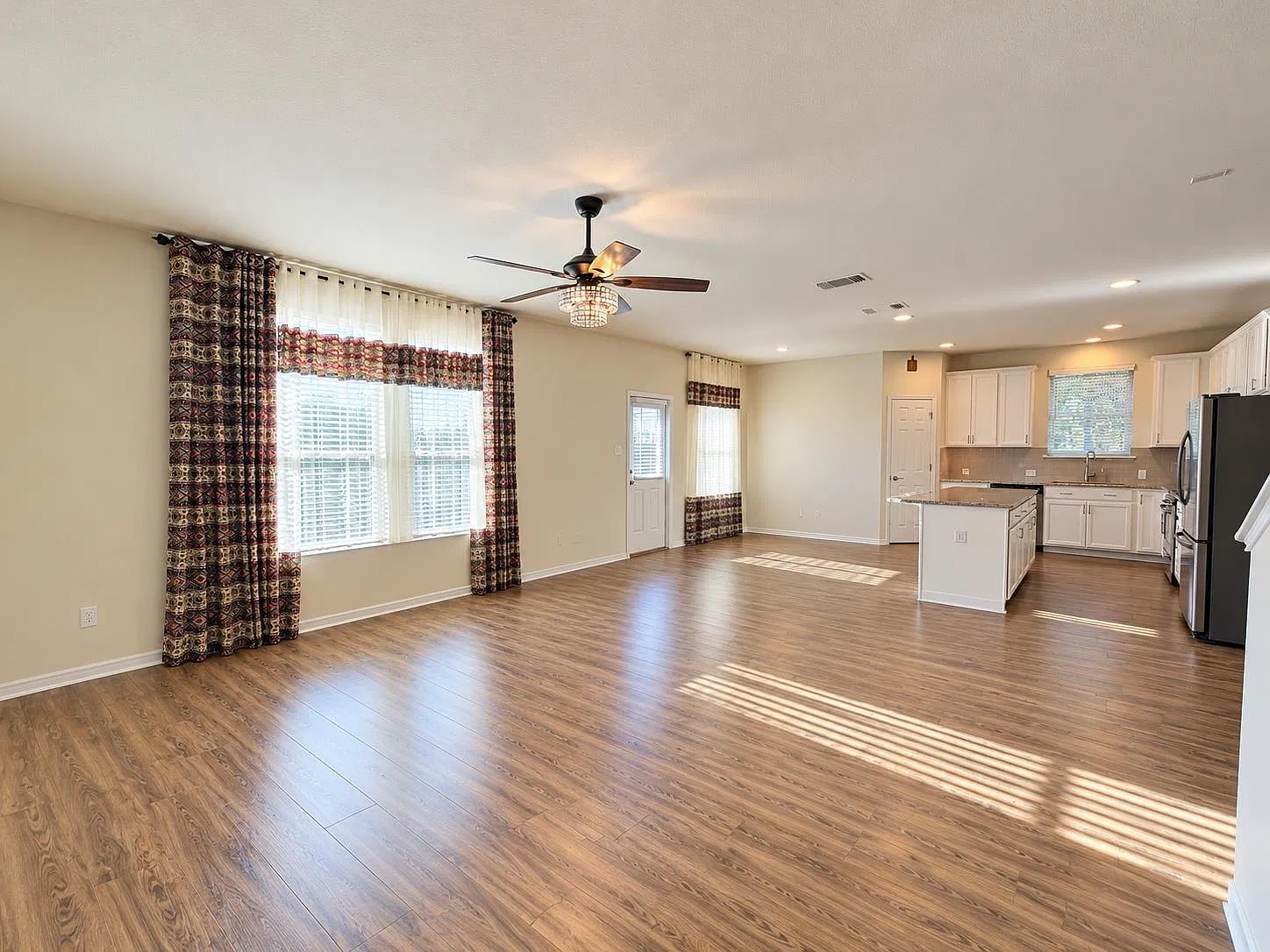 4 bed, 3.0 bath, 2202 sqft, $2,199 — Photo 4