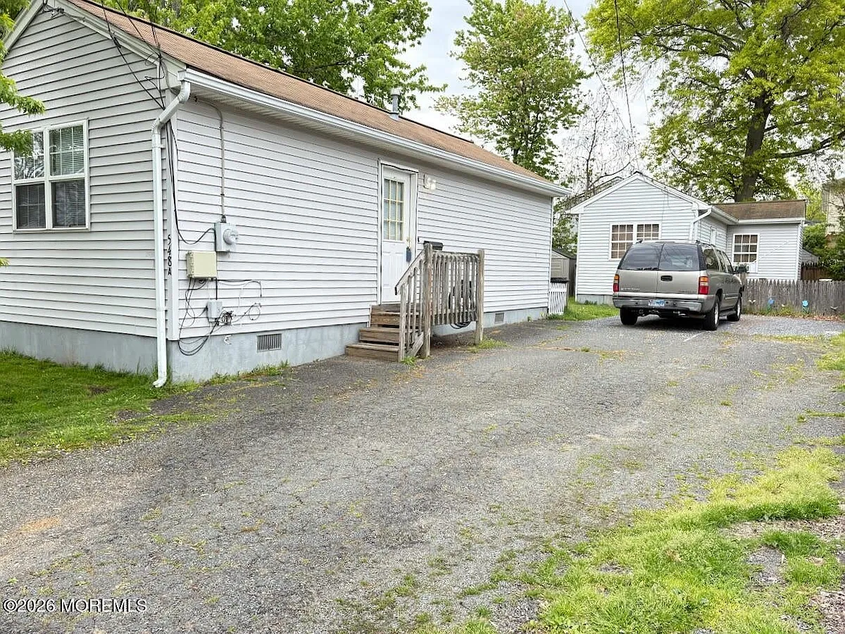 Building Photo - 548A Clark Ave
