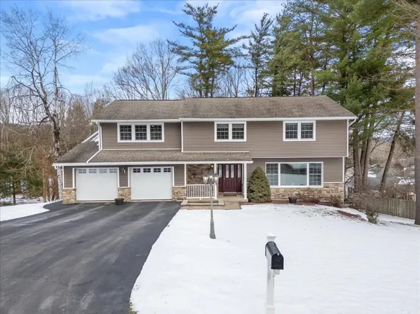 4 Sherwood Dr, Endicott, NY 13760