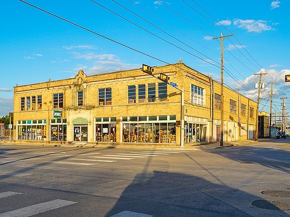 2nd image of 900 Broadway St