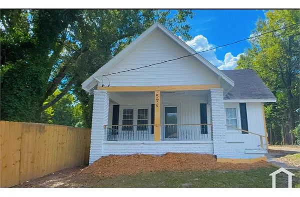 574 Robert Henry St photo 1