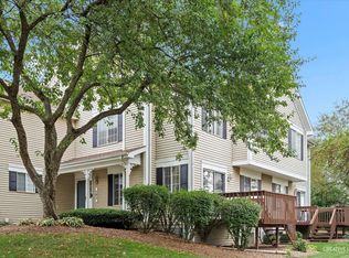 502 Sandhurst Ln, South Elgin, IL 60177