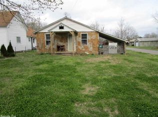 910 S 3rd St, Mena, AR 71953