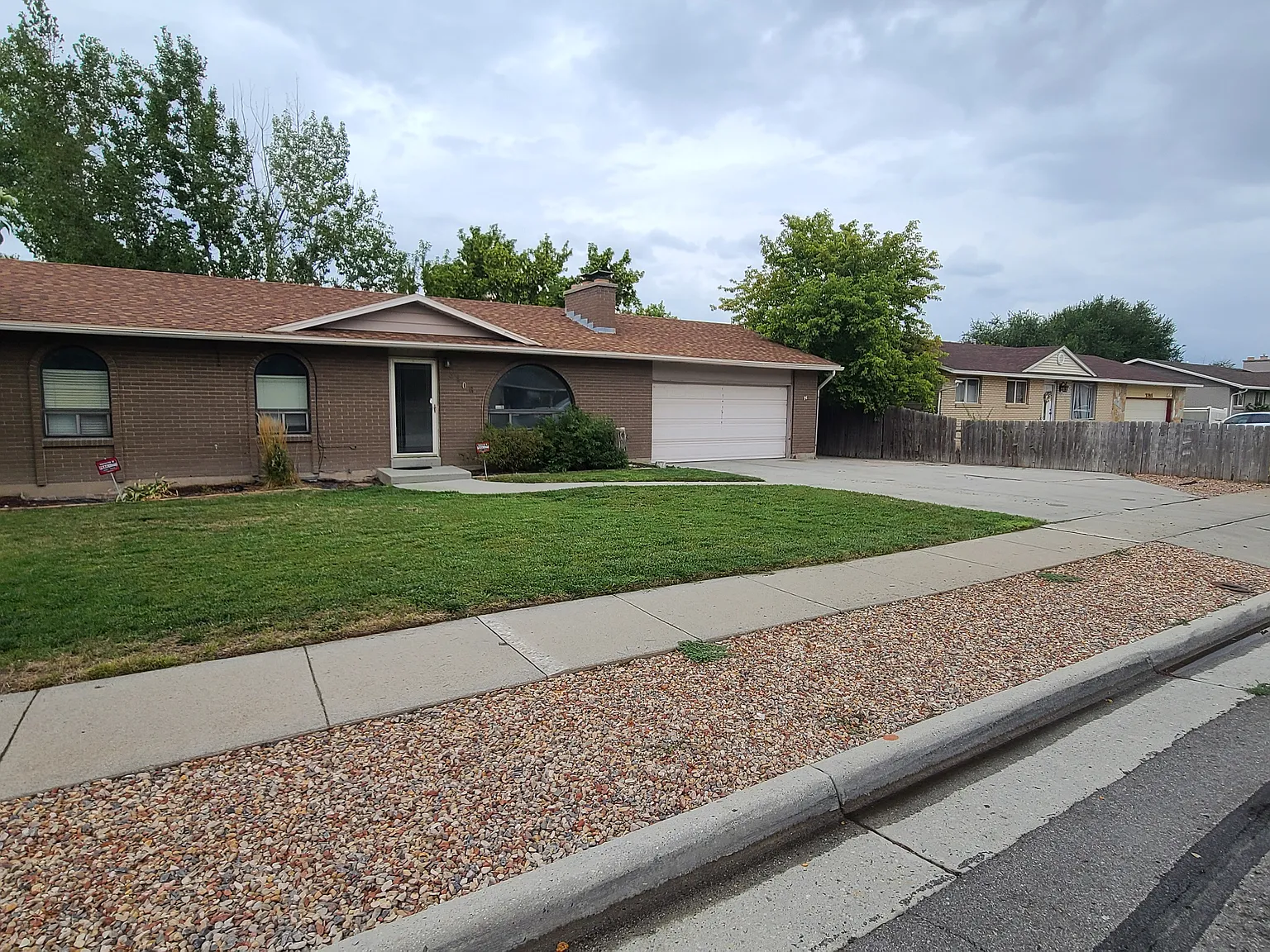 4 bed, 1.5 bath, 2106 sqft, $2,300 — Photo 2