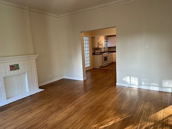 3rd image of 537 N Windsor Blvd
