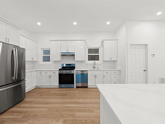 4th image of 204 Avenue E