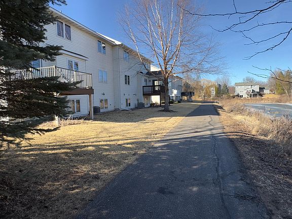 3rd image of 1100 Hawthorne Ct