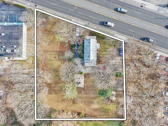 4th image of 664 Medford Ave