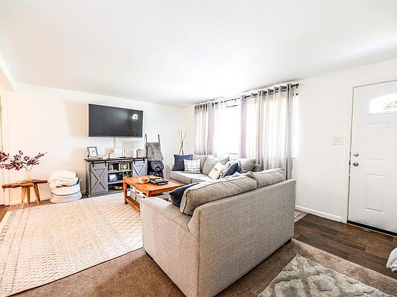 2nd image of 909 Meadow Ln