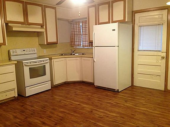 3rd image of 1017 S La Salle Dr