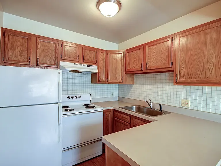 Fairfield Arms Apartments — Photo 20