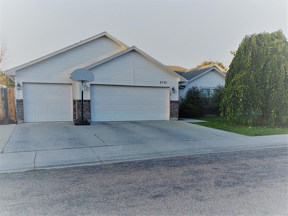 2716 W. Wave Court. Large 3 Car Garage.