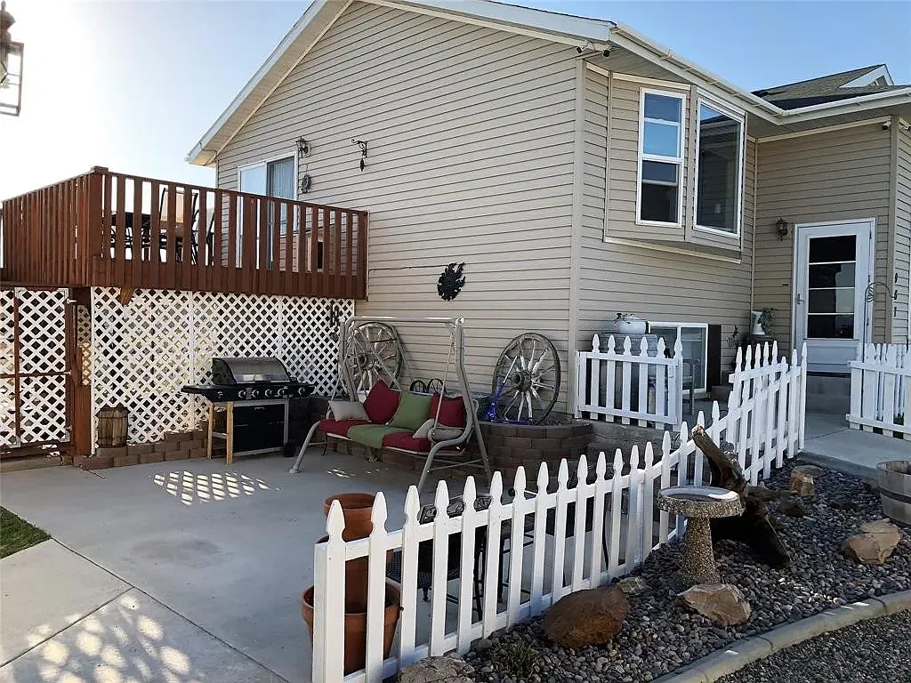 5 bed, 2136 sqft, $2,900 — Photo 4