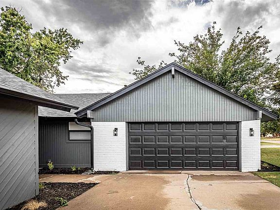 3rd image of 3815 SE Camelot Dr
