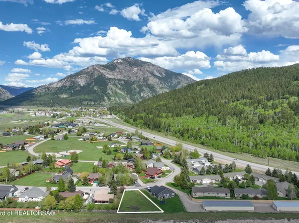 512 Snake River Dr, Alpine, WY 83128