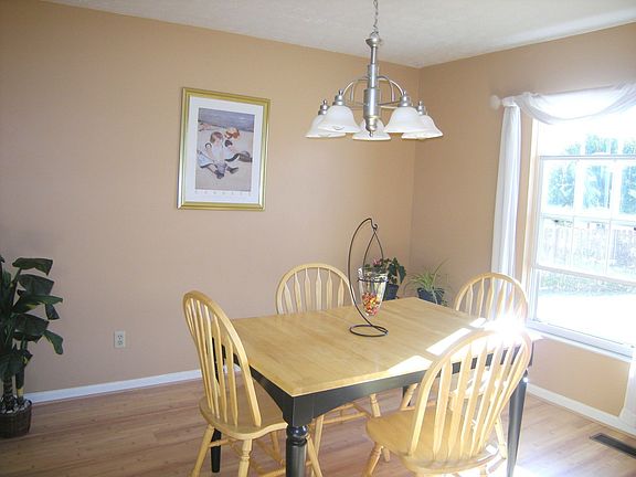 Dining room with laminate floor