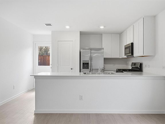 4th image of 1632 Elliot Rd