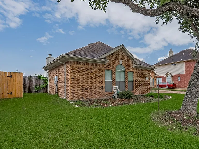311 N Esplanade Ln — Photo 2