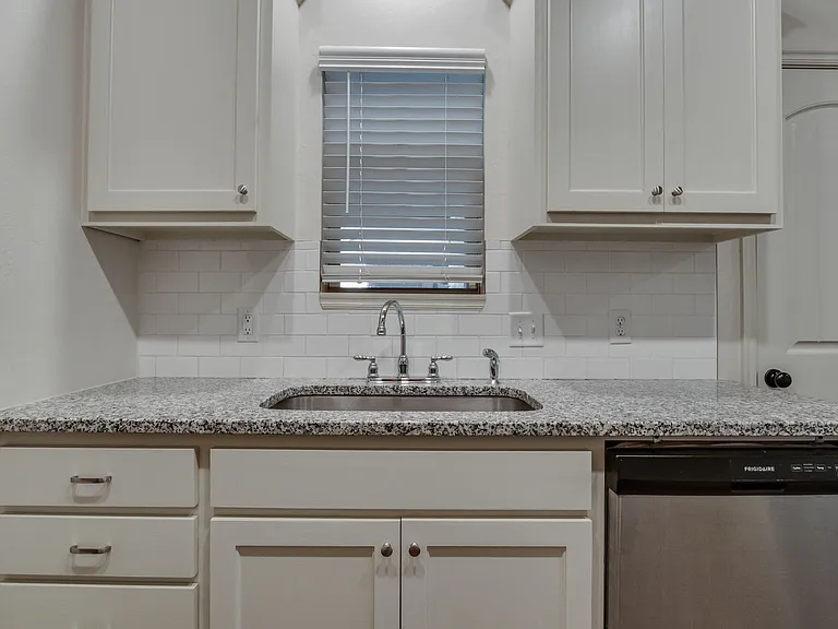 412 Chalk Hill Ct — Photo 17