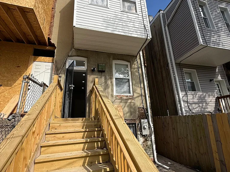 1806 N Mount St — Photo 32