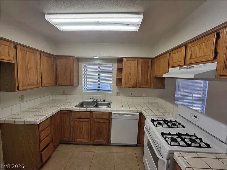4801 Fiesta Lakes St — Photo 17