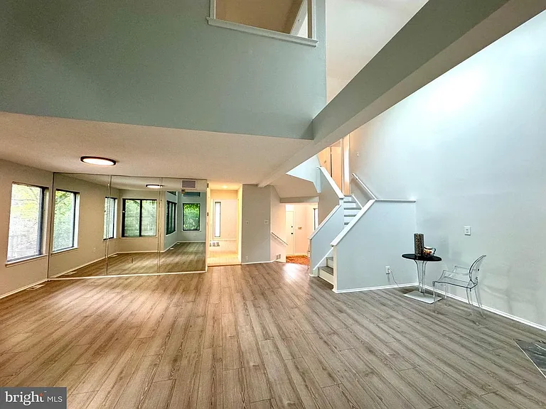 104 Sayre Dr — Photo 5