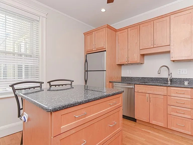 25 Green St #1 — Photo 1